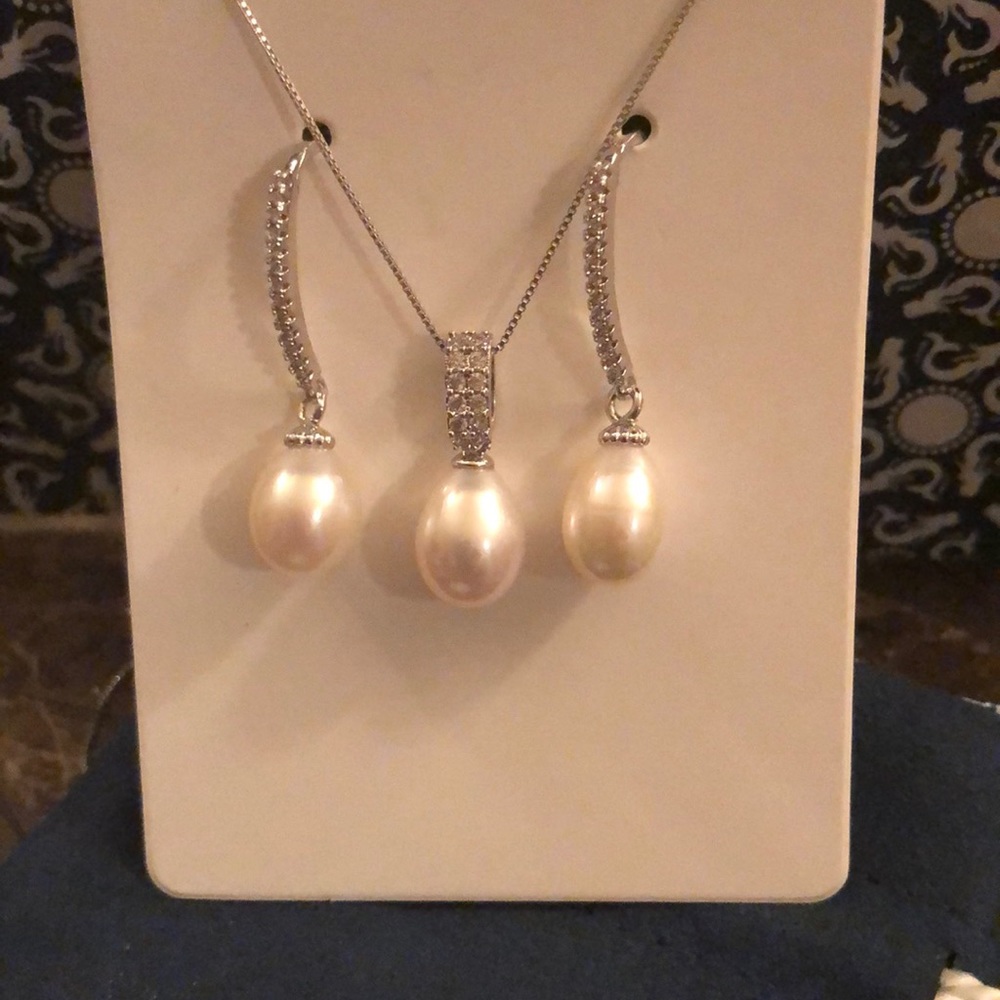 Pacific Pearl Necklace and Earrings set